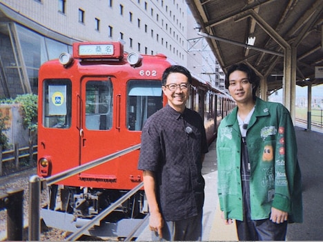 おぎやはぎ矢作（左）とゲストの磯村勇斗（右）。(c)テレビ東京