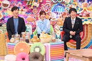 「こっそり食べちゃう芸人」MC側の様子。(c)テレビ朝日