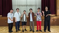 「かまいガチ」に出演する（左から）かまいたち山内、アインシュタイン稲田、ウエストランド井口、中村倫也、モグライダー芝、かまいたち濱家。(c)テレビ朝日