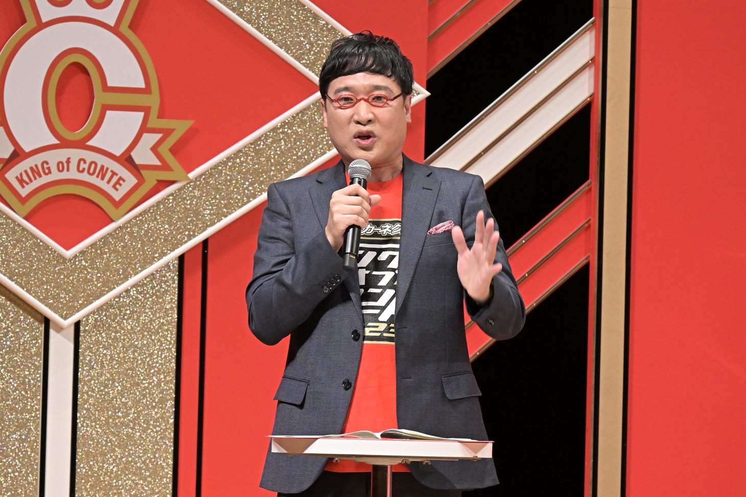 「キングオブコント2023」決勝進出会見のMCを務める南海キャンディーズ山里。