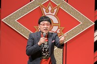 取材陣とコミュニケーションをとる南海キャンディーズ山里。