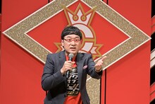 取材陣とコミュニケーションをとる南海キャンディーズ山里。