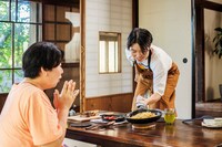 森三中・大島（左）をもてなすイモトアヤコ（右）。（Photography by Kii Chan）