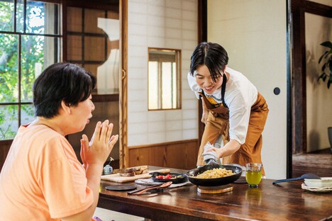 森三中・大島（左）をもてなすイモトアヤコ（右）。（Photography by Kii Chan）