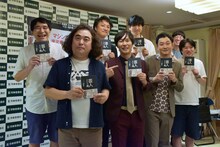 前列左から、松崎克俊、マシンガンズ、和賀勇介、後列左から、ねろめ、ブラックパイナーSOS、新宿カウボーイ石沢。