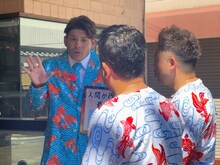 照英による金魚の解説を聞くダイアン。