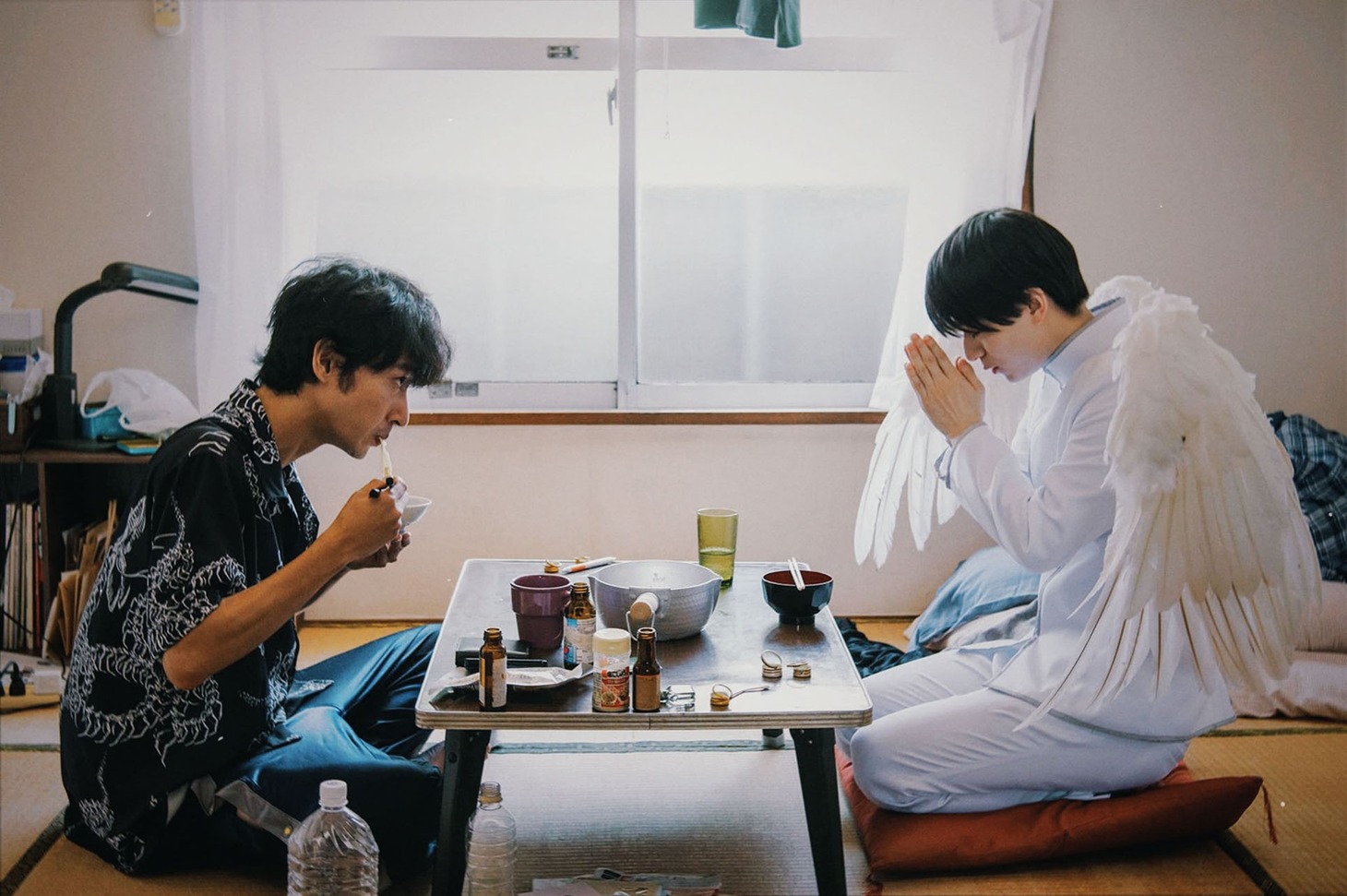 「ワンルームエンジェル」より、同居することになる幸紀と天使。