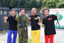 スモール3メンバーとやす子。(c)フジテレビ