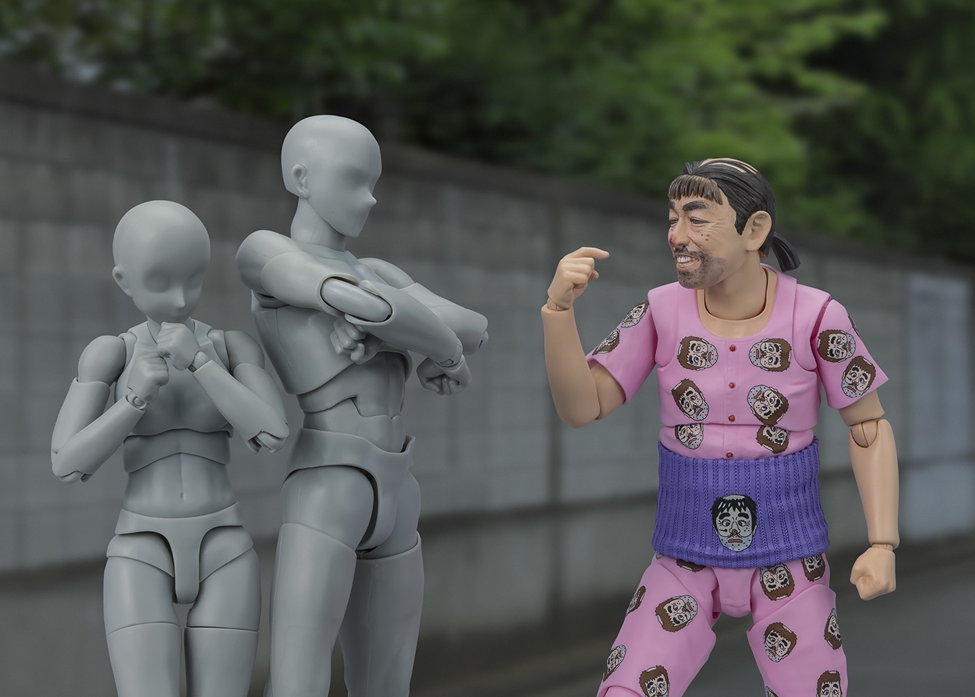 「S.H.Figuarts 志村けんの変なおじさん」（右）。画像左は別売り。(c)イザワオフィス