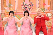 阿佐ヶ谷姉妹とメイプル超合金カズレーザー。(c)テレビ朝日