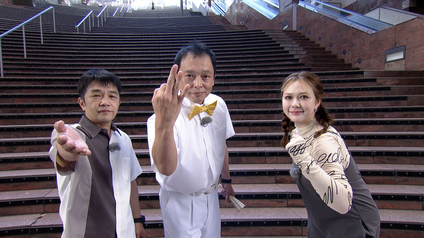 MCの中川家と村重杏奈（右）。