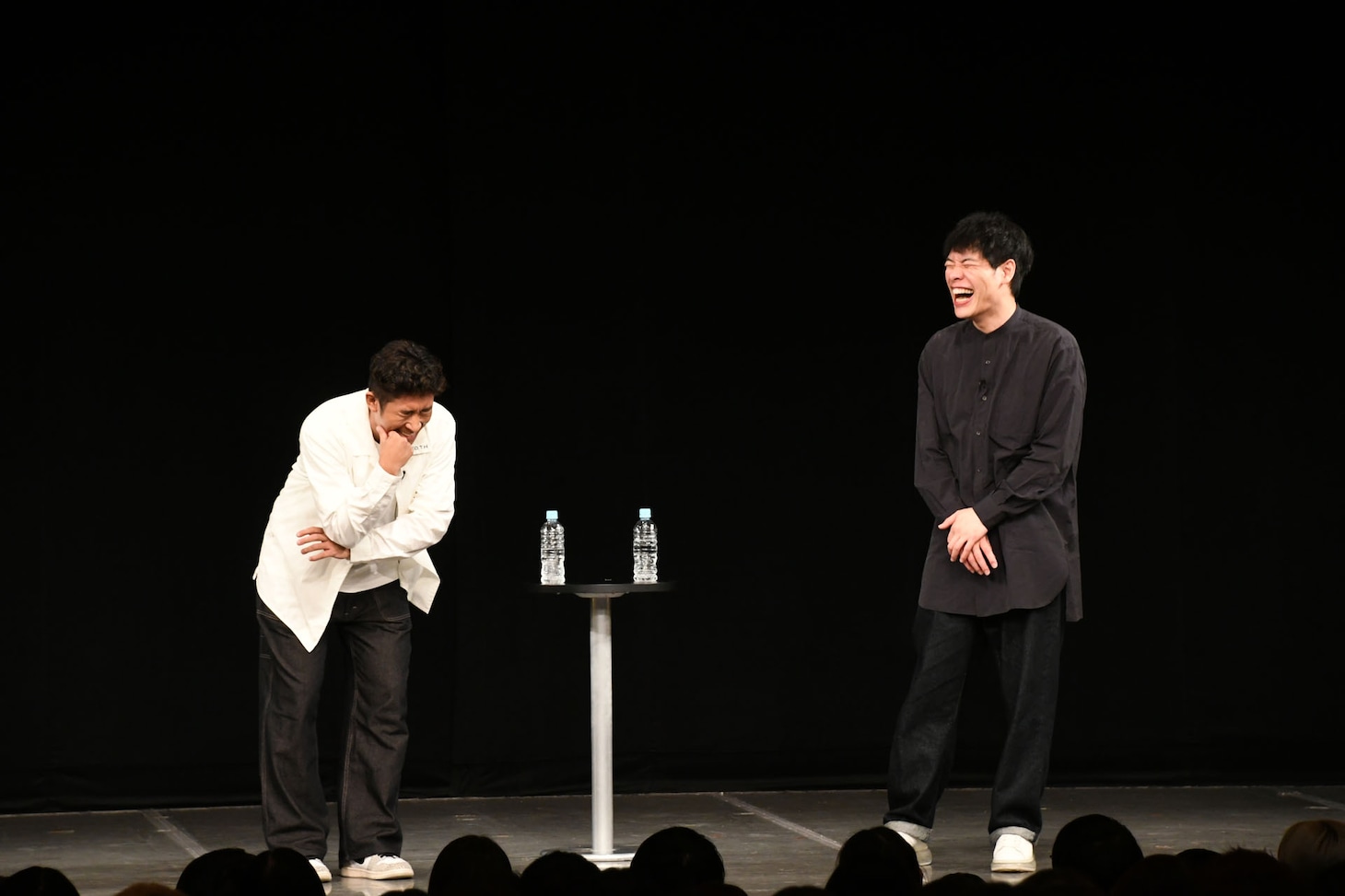 深夜にロングコートダディのラジオを聴いていたときの様子を再現する麒麟・田村（左）。