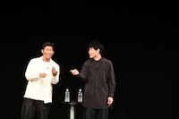 天然エピソードを話す途中で新たな天然を発動させてしまう麒麟・田村（左）。