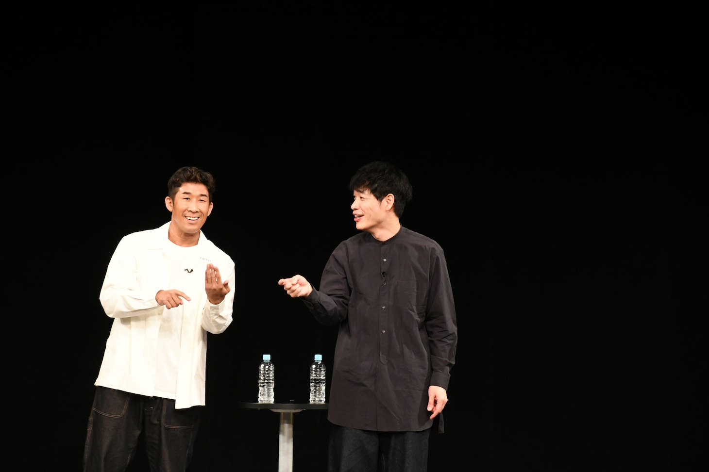 天然エピソードを話す途中で新たな天然を発動させてしまう麒麟・田村（左）。
