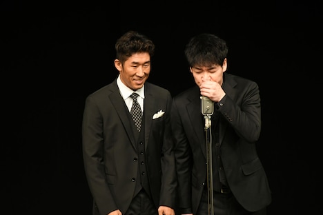 「麒麟です」挨拶する麒麟・川島（右）。