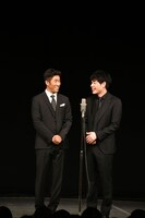 新作漫才を披露する麒麟。