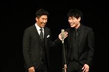 新作漫才を披露する麒麟。