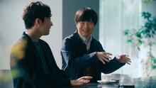 新テレビCM「UCC GOLD SPECIAL PREMIUM『いっしょに、発見』篇」に出演するバカリズムと星野源（左）。