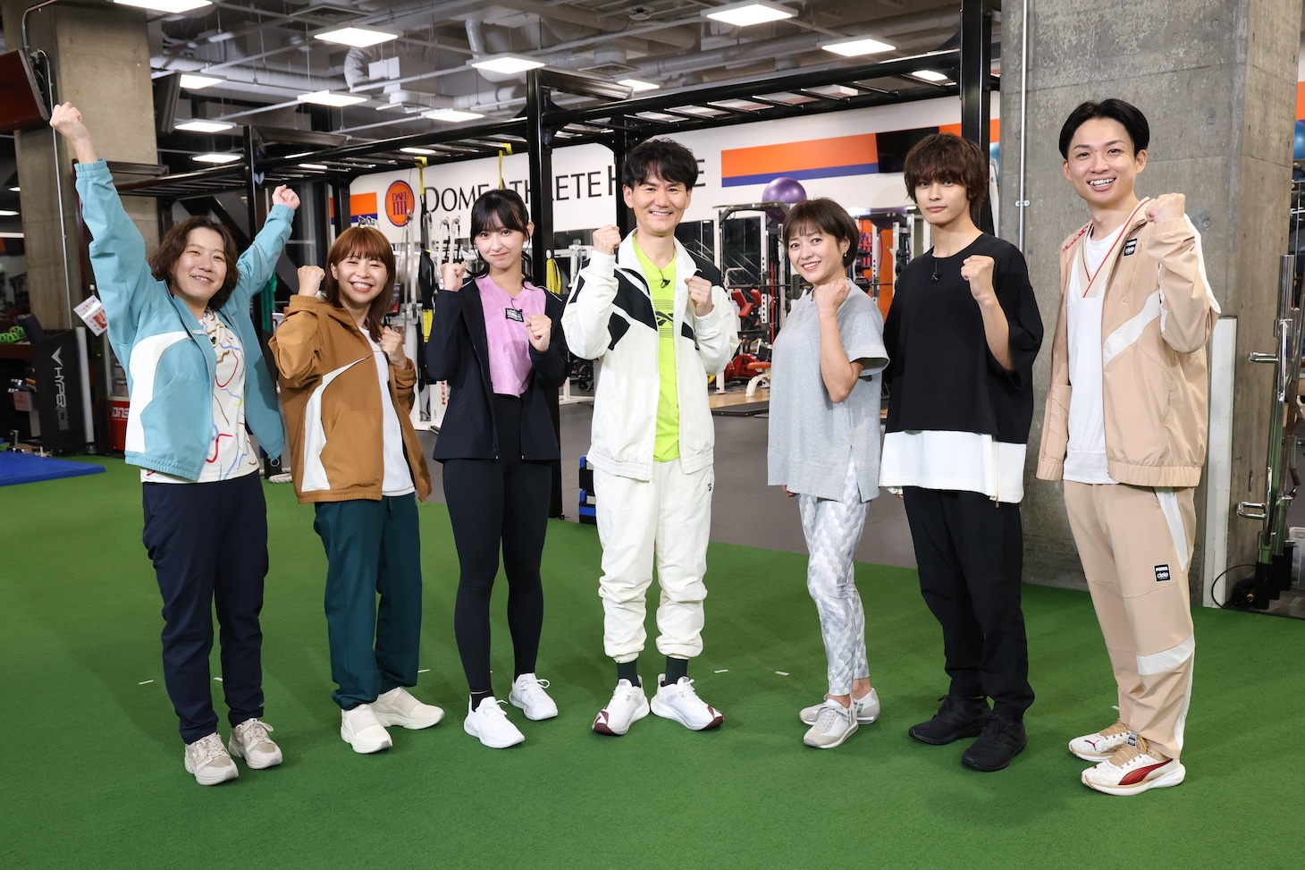 新企画「ナンチャンと街マッチョ」に出演する（左から）Aマッソ、松本日向、南原清隆、三田寛子、神尾楓珠、アインシュタイン河井。(c)フジテレビ