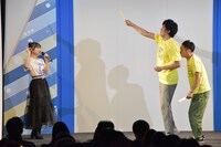 コント「広本瑠璃ソロコンサート」を繰り広げる（左から）広本瑠璃、ザ・ギース尾関、鬼ヶ島・アイアム野田。