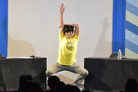 ポーズを取り、イベントへの気合を見せるザ・ギース尾関。