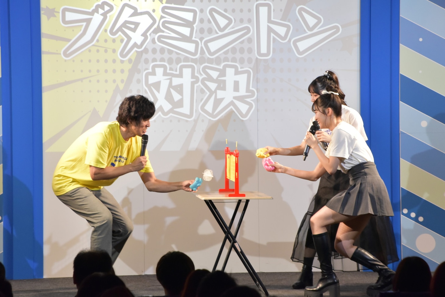 ブタミントン対決のワンシーン。
