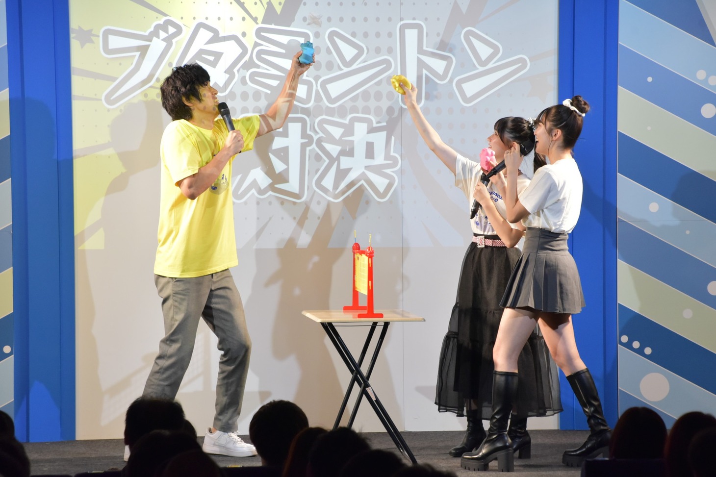 ブタミントン対決のワンシーン。