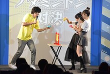 年の差ラジオイベント「ウチらの地元はRCCじゃん！」でブタミントン対決を行うザ・ギース尾関（左）と広本瑠璃（右奥）＆中山夏月姫（右手前）。