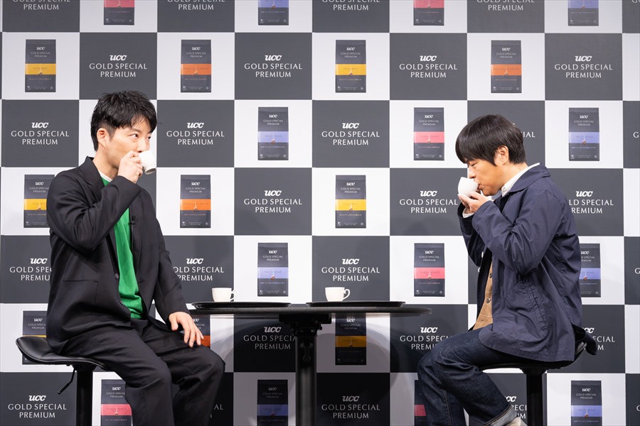 新CM発表会に登壇した（左から）星野源、バカリズム。