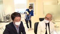 奥歯の治療に臨む錦鯉・長谷川（右）と、付き添うロンドンブーツ1号2号・田村淳（中央）。(c)テレビ朝日