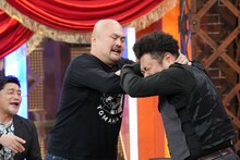 「アンタウォッチマン！」でケンカ芸を始める鬼越トマホーク。(c)テレビ朝日