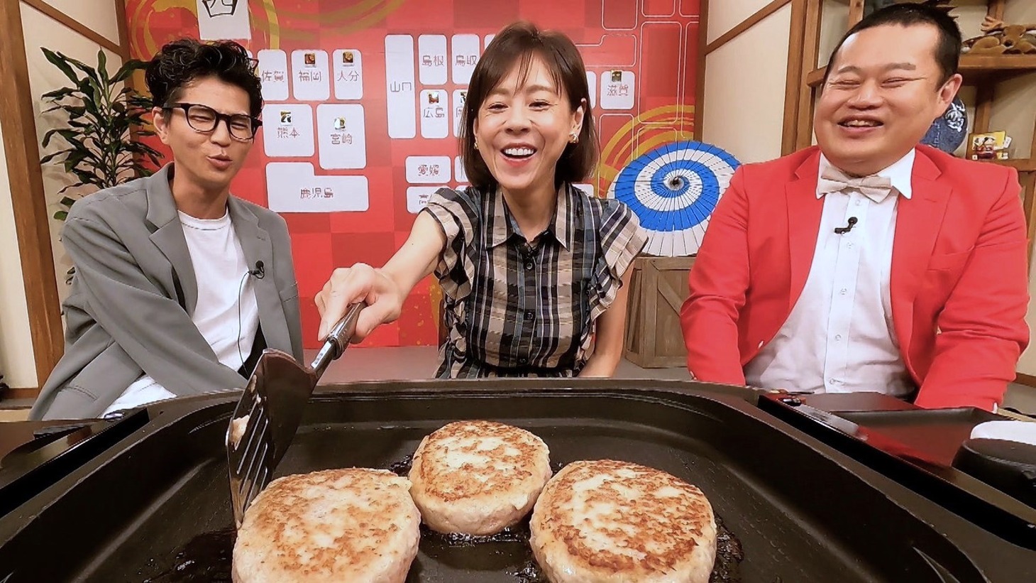 モグライダー（両端）と高橋真麻（中央）。