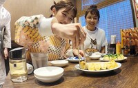 左から井上咲楽、浜口京子。