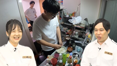 9番街レトロ・なかむら☆しゅん、ナイチンゲールダンス・ヤス、かつやまの同居生活の様子を届ける「イワクラせいや警備保障」のワンシーン。(c)テレビ朝日