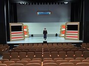 私が幕張勤務最後の日に舞台上で写真撮ってもらいました。