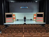 私が幕張勤務最後の日に舞台上で写真撮ってもらいました。