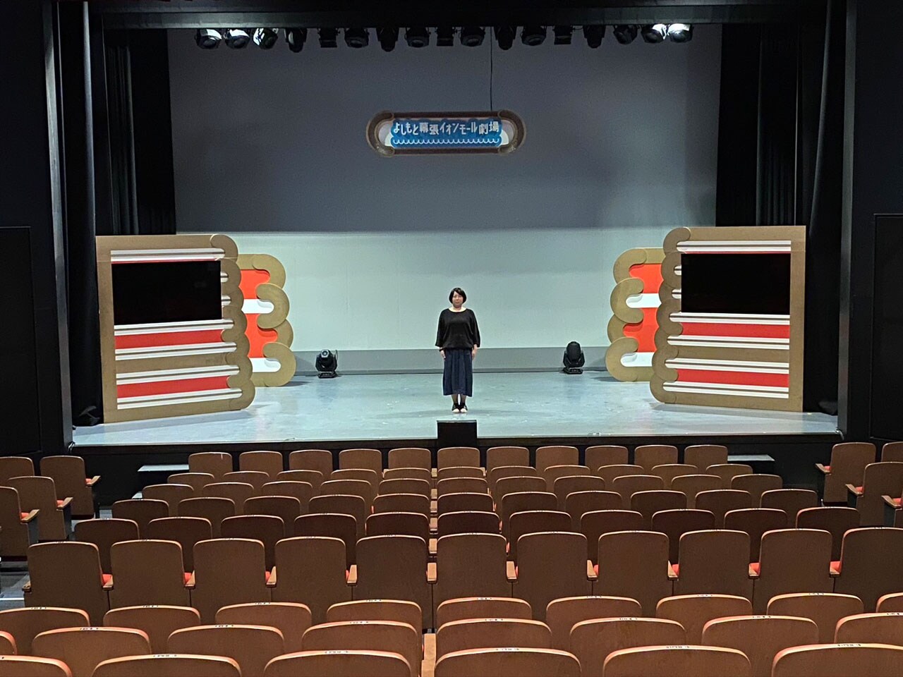 私が幕張勤務最後の日に舞台上で写真撮ってもらいました。