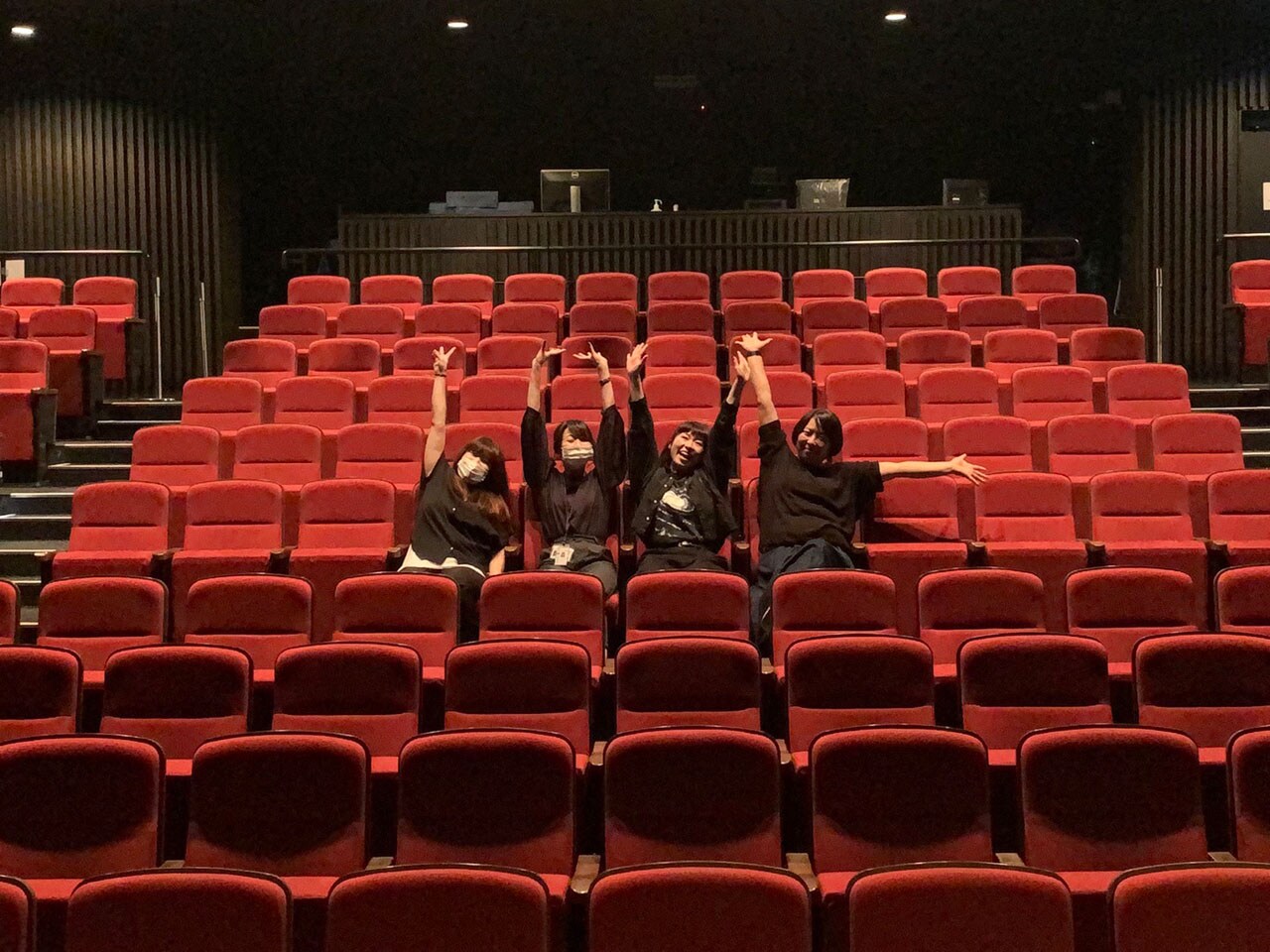 大好きな幕張のスタッフです。一緒に試行錯誤頑張ってきたなと思い出に浸れる一枚です。今はみんなバラバラだけど、今でも仲良しです！