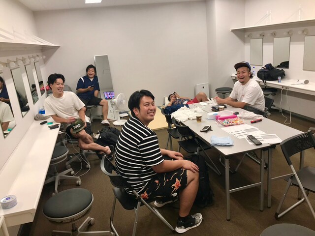 兄さんたちがたくさんいる幕張の楽屋はいつも楽しいです
