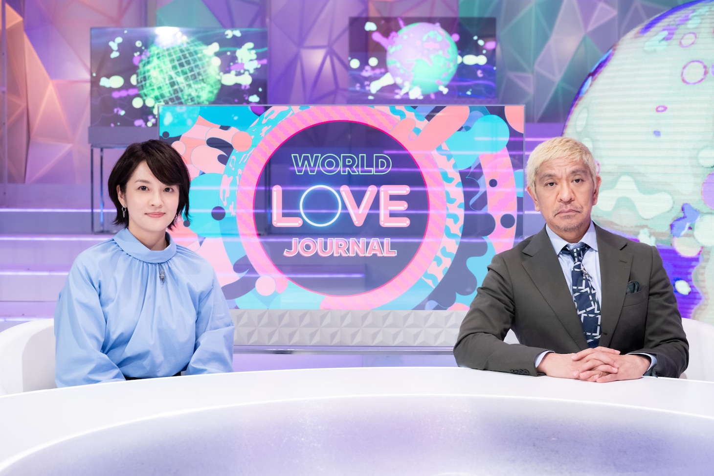 松本人志と鈴木奈穂子アナウンサー（左）。(c)NHK