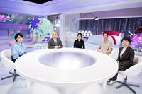「松本人志と世界LOVEジャーナル」の出演者。左から鈴木奈穂子アナウンサー、松本人志、鈴木涼美、呂布カルマ、ラランド・サーヤ。(c)NHK