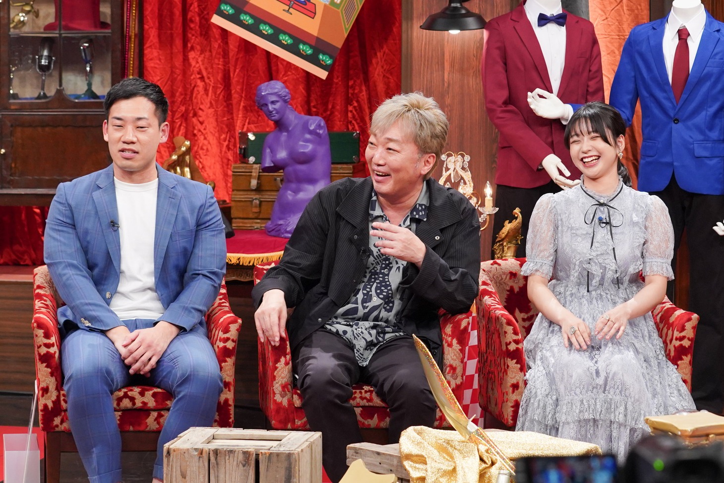 左からミルクボーイ駒場、スピードワゴン小沢、奥森皐月。(c)読売テレビ