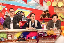 「これが定番！世代別ベストソング ミュージックジェネレーション」に出演する（左から）シソンヌ長谷川、アインシュタイン。(c)フジテレビ