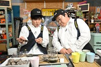 「NEWSの全力!!メイキング」で「ボトリウム」作りに臨むタイムマシーン3号。(c)TBS