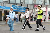 下北沢駅前を歩く一行。(c)TBS