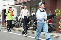 「ベスコングルメ」でウォーキングする（左から）麒麟・川島、波瑠、ハリセンボン春菜。(c)TBS