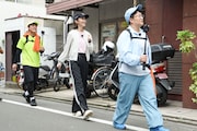 「ベスコングルメ」でウォーキングする(左から)麒麟・川島、波瑠、ハリセンボン春菜。(c)TBS