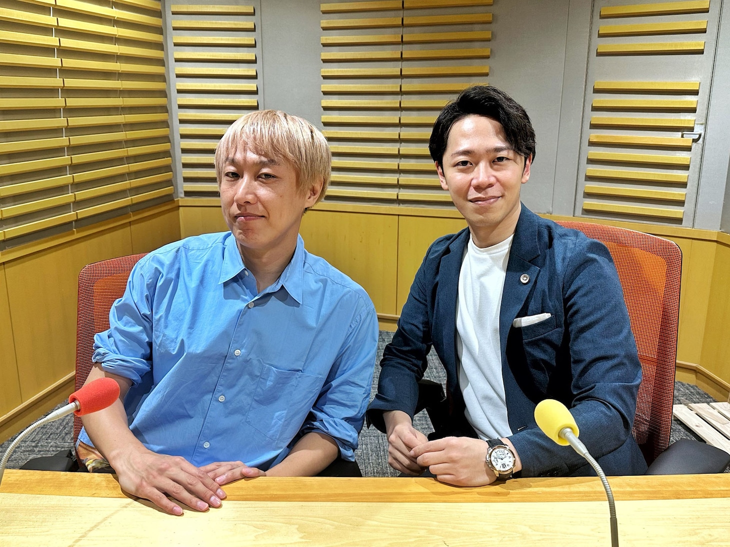 パーソナリティを務めるお見送り芸人しんいち（左）と初回ゲストの落合亮太弁護士。