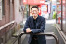 監督の八木順一朗。