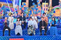ハライチ岩井（手前右から2人目）らスタジオ出演者たち。(c)テレビ朝日